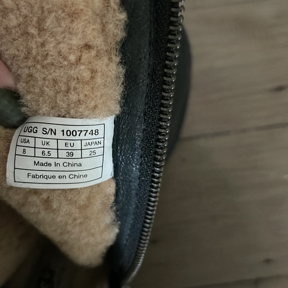 EUC Size 8 UGG boots - Picture 6 of 6